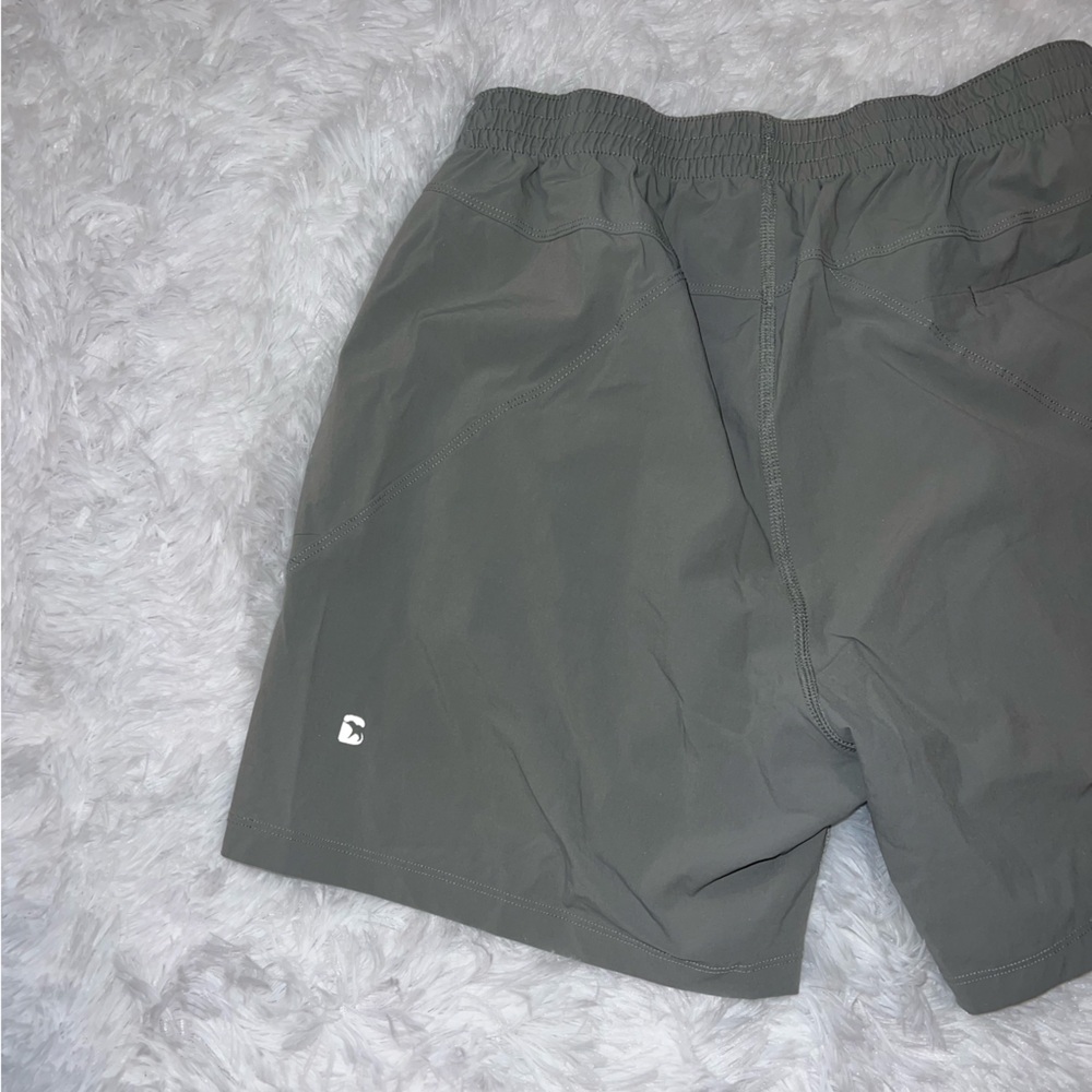 Bear Bottom Men’s Gray Athletic Shorts size Medium 5.5 inch inseam with pockets